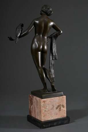 Schmidt-Hofer, Otto (1873-1925) "Stehender Akt mit Papagei" um 1910, Bronze patiniert, auf Marmorsockel, an der Plinthe sign., H. 31,3cm (o. Sockel), leichte Altersspuren - Foto 3