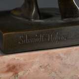 Schmidt-Hofer, Otto (1873-1925) "Stehender Akt mit Papagei" um 1910, Bronze patiniert, auf Marmorsockel, an der Plinthe sign., H. 31,3cm (o. Sockel), leichte Altersspuren - Foto 4