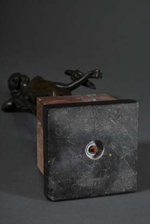 Schmidt-Hofer, Otto (1873-1925) "Stehender Akt mit Papagei" um 1910, Bronze patiniert, auf Marmorsockel, an der Plinthe sign., H. 31,3cm (o. Sockel), leichte Altersspuren - Foto 5