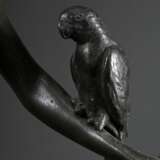 Schmidt-Hofer, Otto (1873-1925) "Stehender Akt mit Papagei" um 1910, Bronze patiniert, auf Marmorsockel, an der Plinthe sign., H. 31,3cm (o. Sockel), leichte Altersspuren - Foto 7