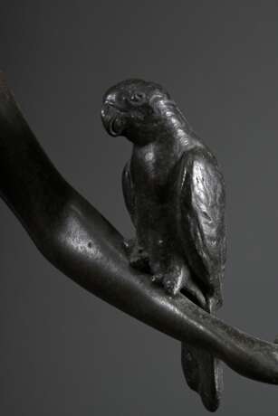 Schmidt-Hofer, Otto (1873-1925) "Stehender Akt mit Papagei" um 1910, Bronze patiniert, auf Marmorsockel, an der Plinthe sign., H. 31,3cm (o. Sockel), leichte Altersspuren - Foto 7