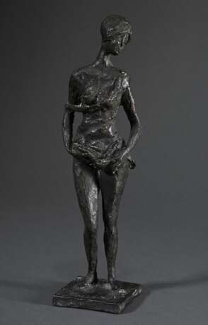 Schröder, Hans (1930-2010) "Stehendes Mädchen", Bronze patiniert, a.d. Plinthe sign., H. 34,5cm - Foto 1