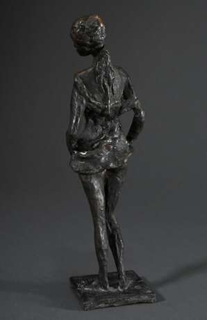 Schröder, Hans (1930-2010) "Stehendes Mädchen", Bronze patiniert, a.d. Plinthe sign., H. 34,5cm - Foto 2