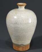 Страны и континенты. Kleine Meiping Vase, Steinzeug, brauner Scherben mit weißer, fein craquelierter Glasur, Song/Yuan oder später, H. 13cm