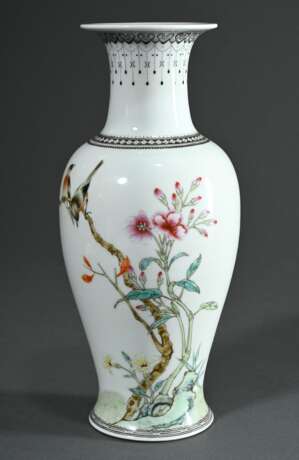 Chinesische Porzellan Vase mit feiner Famille Rose Malerei "Vögel auf blühenden Zweigen" und Gedicht, Qianlong Marke, wohl Republikzeit, H. 25,5cm - photo 1