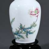 Kleine dünnwandige Porzellan Vase mit feinem Famille Rose Dekor „Blütenzweig“ und Goldrand, blaue Emaillemarke in Siegelschrift: Jingdezhen Zhi, China 20.Jh., mit Stand, H. 12cm, Ø 4,5cm - photo 1