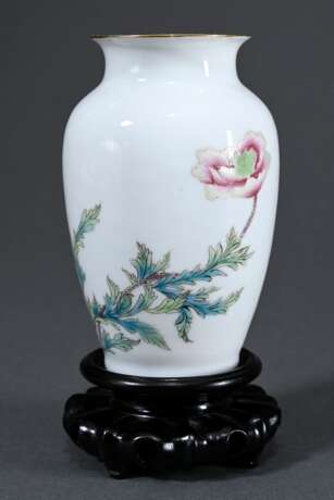 Kleine dünnwandige Porzellan Vase mit feinem Famille Rose Dekor „Blütenzweig“ und Goldrand, blaue Emaillemarke in Siegelschrift: Jingdezhen Zhi, China 20.Jh., mit Stand, H. 12cm, Ø 4,5cm - photo 1