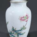 Kleine dünnwandige Porzellan Vase mit feinem Famille Rose Dekor „Blütenzweig“ und Goldrand, blaue Emaillemarke in Siegelschrift: Jingdezhen Zhi, China 20.Jh., mit Stand, H. 12cm, Ø 4,5cm - photo 3