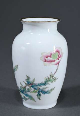 Kleine dünnwandige Porzellan Vase mit feinem Famille Rose Dekor „Blütenzweig“ und Goldrand, blaue Emaillemarke in Siegelschrift: Jingdezhen Zhi, China 20.Jh., mit Stand, H. 12cm, Ø 4,5cm - photo 3