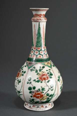 Kangxi Knoblauch Vase mit Famille Verte Malerei "Blühende Prunuszweige" in vier Kartuschen, Boden mit unterglasurblauer Doppelring Marke, China 18.Jh., H. 22,5cm - photo 1