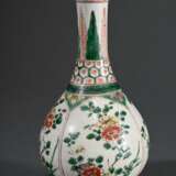 Kangxi Knoblauch Vase mit Famille Verte Malerei "Blühende Prunuszweige" in vier Kartuschen, Boden mit unterglasurblauer Doppelring Marke, China 18.Jh., H. 22,5cm - photo 2