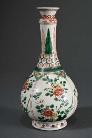 Kangxi Knoblauch Vase mit Famille Verte Malerei "Blühende Prunuszweige" in vier Kartuschen, Boden mit unterglasurblauer Doppelring Marke, China 18.Jh., H. 22,5cm - photo 2