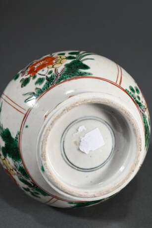 Kangxi Knoblauch Vase mit Famille Verte Malerei "Blühende Prunuszweige" in vier Kartuschen, Boden mit unterglasurblauer Doppelring Marke, China 18.Jh., H. 22,5cm - photo 4