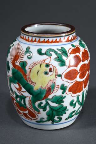 Ovoide Porzellan Vase mit Sancai Malerei Malerei "Löwe und Päonien", China 17./18.Jh., H. 9,1cm - photo 1