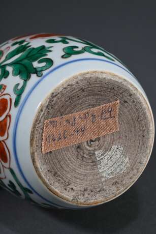 Ovoide Porzellan Vase mit Sancai Malerei Malerei "Löwe und Päonien", China 17./18.Jh., H. 9,1cm - photo 4