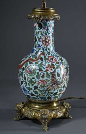 Cloisonné Balustervase "Drache und Phönix mit Chrysanthemen" mit Ormolu Montierung, als Lampe montiert, Ende 19.Jh., H. 74,5cm, kleine Fehlstellen restauriert - Foto 2