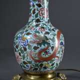 Cloisonné Balustervase "Drache und Phönix mit Chrysanthemen" mit Ormolu Montierung, als Lampe montiert, Ende 19.Jh., H. 74,5cm, kleine Fehlstellen restauriert - Foto 3