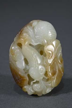 Ovaler zweifarbiger Jade Toggle "Karpfen im Teich mit Lotuskapsel", oben durchbohrt, China, L. 6,4cm - photo 1