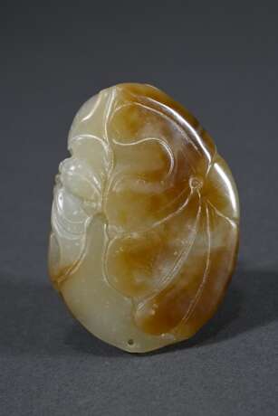 Ovaler zweifarbiger Jade Toggle "Karpfen im Teich mit Lotuskapsel", oben durchbohrt, China, L. 6,4cm - photo 2