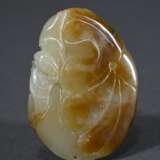 Ovaler zweifarbiger Jade Toggle "Karpfen im Teich mit Lotuskapsel", oben durchbohrt, China, L. 6,4cm - photo 2