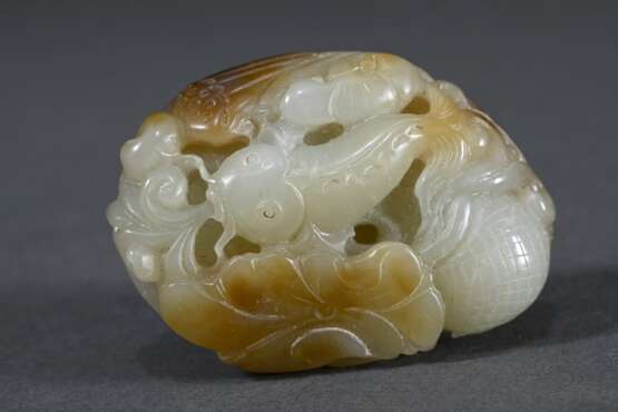 Ovaler zweifarbiger Jade Toggle "Karpfen im Teich mit Lotuskapsel", oben durchbohrt, China, L. 6,4cm - photo 3