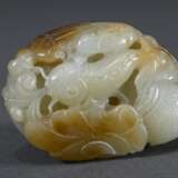 Ovaler zweifarbiger Jade Toggle "Karpfen im Teich mit Lotuskapsel", oben durchbohrt, China, L. 6,4cm - photo 3