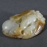 Ovaler zweifarbiger Jade Toggle "Karpfen im Teich mit Lotuskapsel", oben durchbohrt, China, L. 6,4cm - photo 4