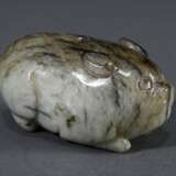 Dunkel marmorierte Jade Schnitzerei "Schwein" mit senkrechter Bohrung, wohl Grabbeigabe, China, L. 7cm - photo 2