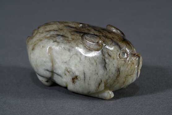 Dunkel marmorierte Jade Schnitzerei "Schwein" mit senkrechter Bohrung, wohl Grabbeigabe, China, L. 7cm - photo 2