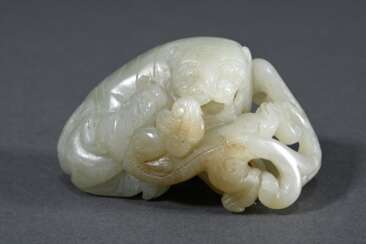 Jade Toggle &quot;Liegender Tiger mit Regendrache&quot;, Tiger Schriftzeichen &quot;Herrscher&quot; auf dem Kopf, mit Lingzhi Pilz, L. 7,3cm