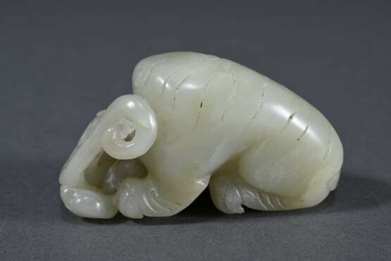 Jade Toggle "Liegender Tiger mit Regendrache", Tiger Schriftzeichen "Herrscher" auf dem Kopf, mit Lingzhi Pilz, L. 7,3cm - photo 3