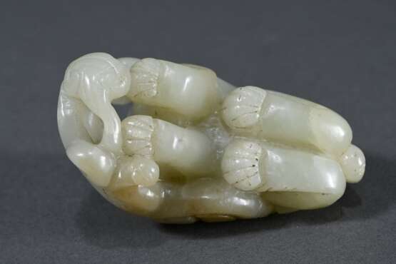 Jade Toggle "Liegender Tiger mit Regendrache", Tiger Schriftzeichen "Herrscher" auf dem Kopf, mit Lingzhi Pilz, L. 7,3cm - photo 4