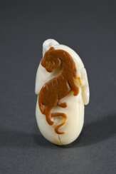 Zweifarbiger Jade Toggle in Flaschenkürbis Form mit Reliefschnitzerei &quot;Tiger&quot; auf der Unterseite, China Qing Dynastie, L. 5cm