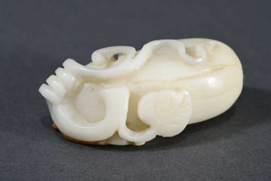 Zweifarbiger Jade Toggle in Flaschenkürbis Form mit Reliefschnitzerei "Tiger" auf der Unterseite, China Qing Dynastie, L. 5cm - photo 2