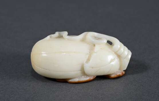 Zweifarbiger Jade Toggle in Flaschenkürbis Form mit Reliefschnitzerei "Tiger" auf der Unterseite, China Qing Dynastie, L. 5cm - photo 3