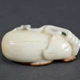 Zweifarbiger Jade Toggle in Flaschenkürbis Form mit Reliefschnitzerei "Tiger" auf der Unterseite, China Qing Dynastie, L. 5cm - photo 3