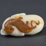 Zweifarbiger Jade Toggle in Flaschenkürbis Form mit Reliefschnitzerei "Tiger" auf der Unterseite, China Qing Dynastie, L. 5cm - photo 4