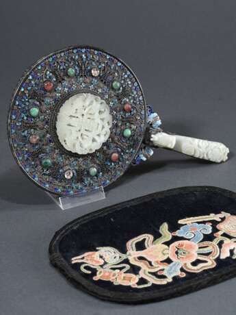 Chinesischer Silber Filigran Handspiegel mit figürlichen Jade Gürtelhacken als Griff und Zierplakette "Shou Glückszeichen sowie Fledermaus", beidseitig mit farbigen Emaille Einlagen und Steincabochons verziert,… - фото 1