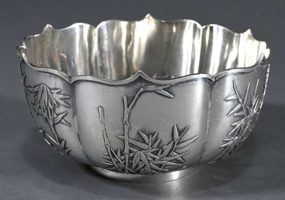 Sechspassige Kumme mit zarten floralen Reliefs "Bambus", MZ: Wang Hing, Hong Kong, Silber, 319g, H. 8cm, Ø 15,5cm - photo 2