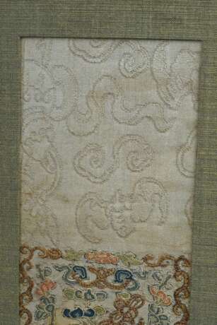 Paar Chinesische Ärmelbesätze mit Keishistickerei und Metallfäden "Blüten, "Fledermäuse und Wolken" auf Brokatseide , 19. Jh., gerahmt, 66,5x10,5cm (m.R. 76,5x20cm), ausgeblichen - Foto 2