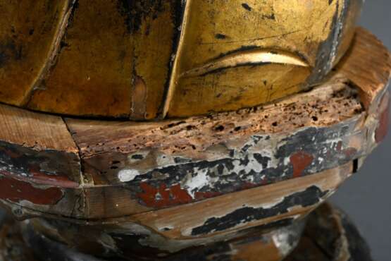 Große Andachtsfigur "Buddha Amida" auf Lotos Thron, Lack auf Holz, partiell vergoldet, Japan, wohl 17. Jh., H. 41cm, linke Hand fehlt und diverse Fehlstellen - фото 7