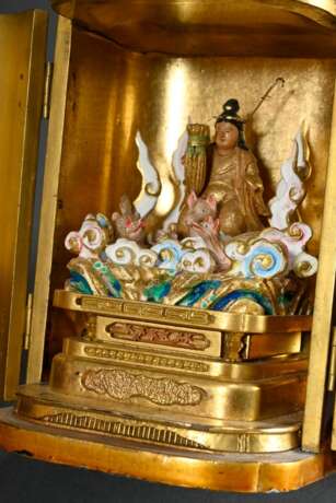 Seltener kleiner Zushi Reise-Altar der Göttin Inari, abnehmbare Abdeckung mit "Drache und Tamaperle" auf blauem Grund, innen polychrome Figurengruppe, feine Metallbeschläge, Japan 19.Jh., 12,2x8x7,5cm, Alterssp… - Foto 5