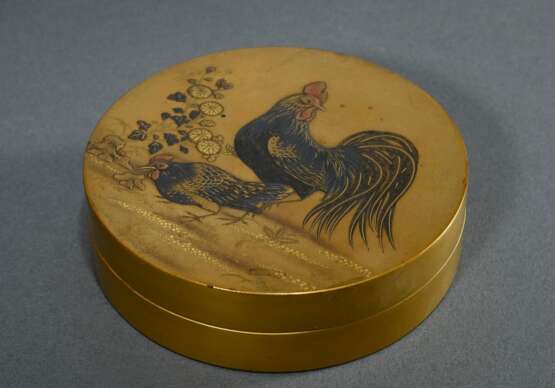 Japanische Goldlack Runddeckel Dose "Hahn und Henne neben Chrysanthemen" in Maki-e Technik, Innen Nashiji Birnengrund, Meji-Zeit, Ø 9cm, seitlich Riss - Foto 2