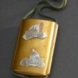 Goldlack Saya Inrô mit Perlmutt Einlagen „Schmetterlinge“ auf der Hülle, innen vierteiliger Einsatz in Schwarzlack, Bein Ojime &quot;Noh-Maske&quot;, seladongrüne Seidenkordel, 8x6x2cm, eine Einlage verloren, rest.… - Auktionspreise