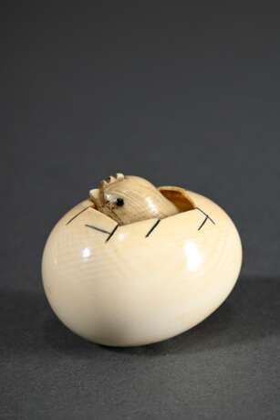 Elfenbein Netsuke "Küken in Ei", Boden sign. Kôgyoku 光玉, eingelegte Hornaugen, beweglich, Japan Mitte 19.Jh., L. 4cm Genehmigung nach VO (EG) 338/97 liegt vor (kein Export außerhalb der EU) - Foto 2