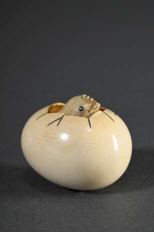 Elfenbein Netsuke "Küken in Ei", Boden sign. Kôgyoku 光玉, eingelegte Hornaugen, beweglich, Japan Mitte 19.Jh., L. 4cm Genehmigung nach VO (EG) 338/97 liegt vor (kein Export außerhalb der EU) - Foto 3