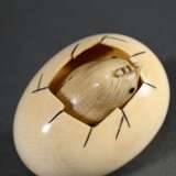 Elfenbein Netsuke "Küken in Ei", Boden sign. Kôgyoku 光玉, eingelegte Hornaugen, beweglich, Japan Mitte 19.Jh., L. 4cm Genehmigung nach VO (EG) 338/97 liegt vor (kein Export außerhalb der EU) - Foto 5