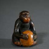 Buchsbaum Netsuke "Sitzender Affe mit Schädel", eingelegte Hornaugen, schöne Gebrauchspatina, H. 4,4cm, Füße verloren, Provenienz: Dr. Eduard Hallier (1866-1959, Weltreise 1901-1903) - Foto 1