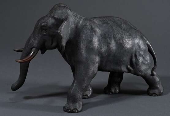 Japanisches Okimono „Schreitender Elefant“, Bronze patiniert und partiell poliert, Bauch sign.: 美助製 Mitsuke sei, 23,1x15,5x36,6cm - photo 3