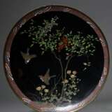 Großer Cloisonné Teller "Vögel und Sträucher mit Beeren und Blumen" auf schwarzem Grund, Rand mit Glyzinien, Meiji Zeit, Ø 50,5cm, Gebrauchsspuren - фото 3